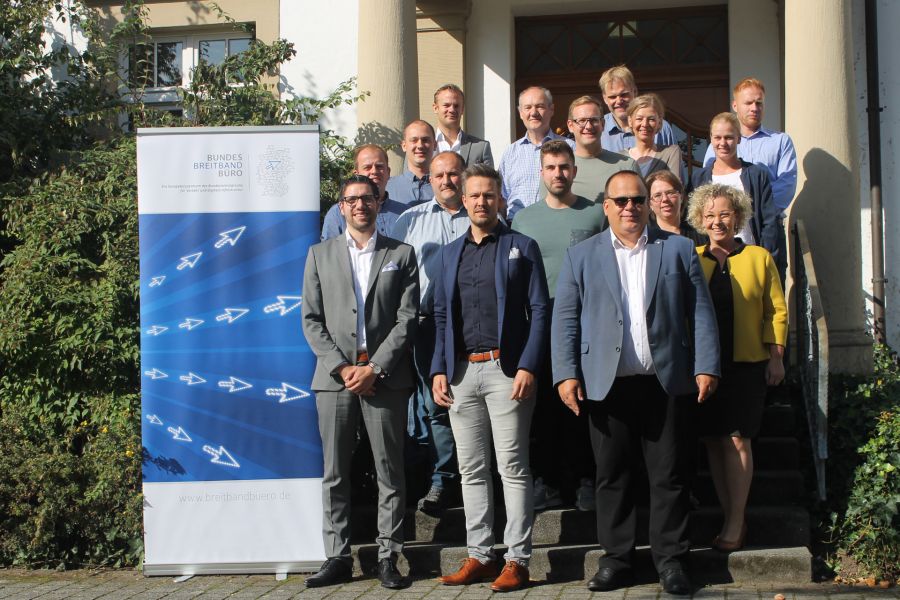Bauämter der Kommunen haben Breitband-Workshop dankbar angenommen – vorne: Hardy Stecker (Breitbandbüro des Bundes), Björn Schmidt (Breitbandkoordinator des Kreises Paderborn) und Holger Gohlke (Fernmeldegutachter und externer Berater). Bildrechte: Stadt Delbrück